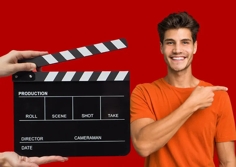 Chico con una claqueta de cine señalando la oferta