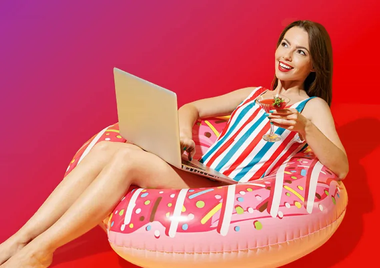 Mujer con un portátil sobre un flotador