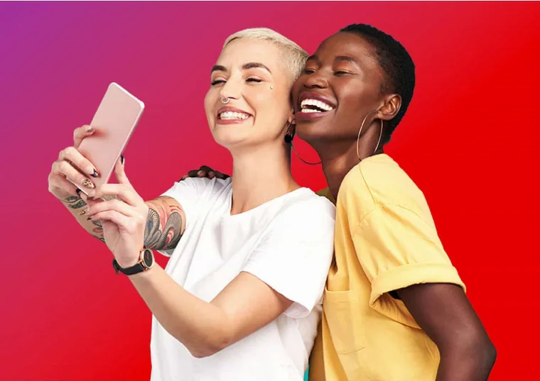 Dos amigas haciéndose un selfie con el móvil
